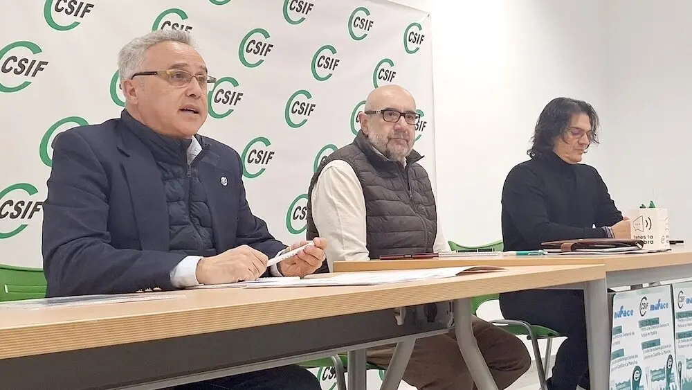 De izquierda a derecha, Lorenzo Domínguez, Miguel Borra y Raúl Turín, durante la asamblea de CSIF este lunes en Toledo