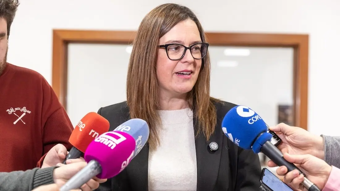 La consejera portavoz del Gobierno de Castilla-La Mancha, Esther Padilla, atendiendo a los medios de comunicación este lunes en Toledo