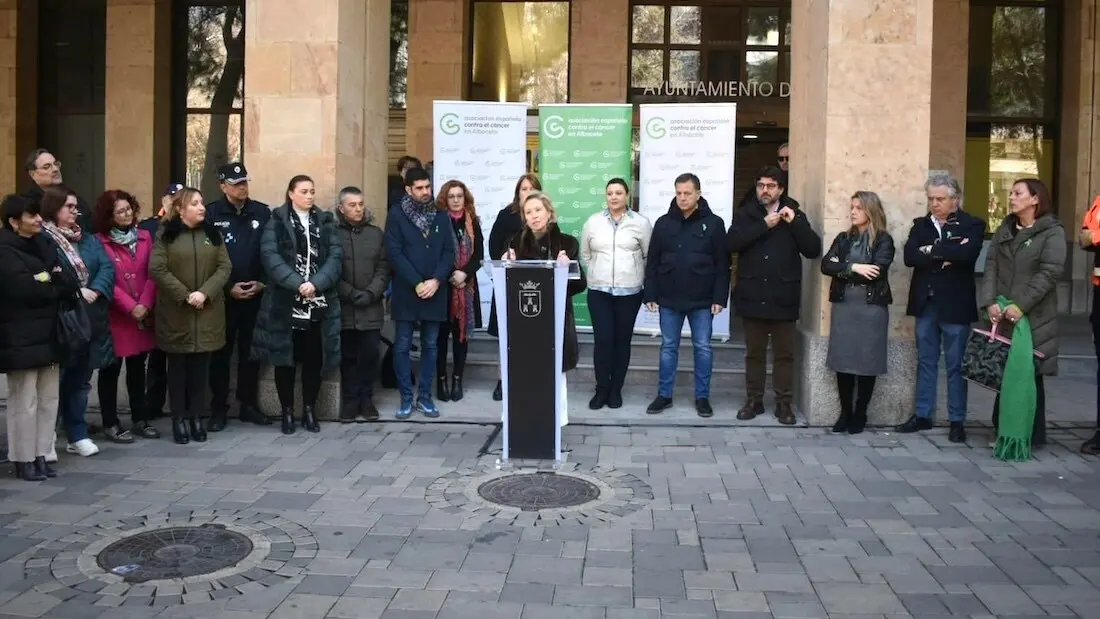 En la imagen un instante de la lectura del manifiesto en el Día Contra el Cáncer en la ciudad de Albacete