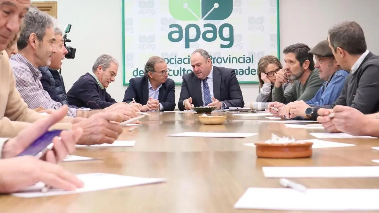 El consejero de Agricultura, Ganadería y Desarrollo Rural, Julián Martínez Lizán, en la visita que ha realizado a las instalaciones de APAG