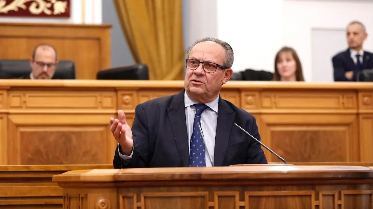 El consejero de Hacienda, Administraciones Pública y Transformación Digital de Castilla-La Mancha, Juan Alfonso Ruiz Molina, durante su intervención en el Pleno de las Cortes regionales