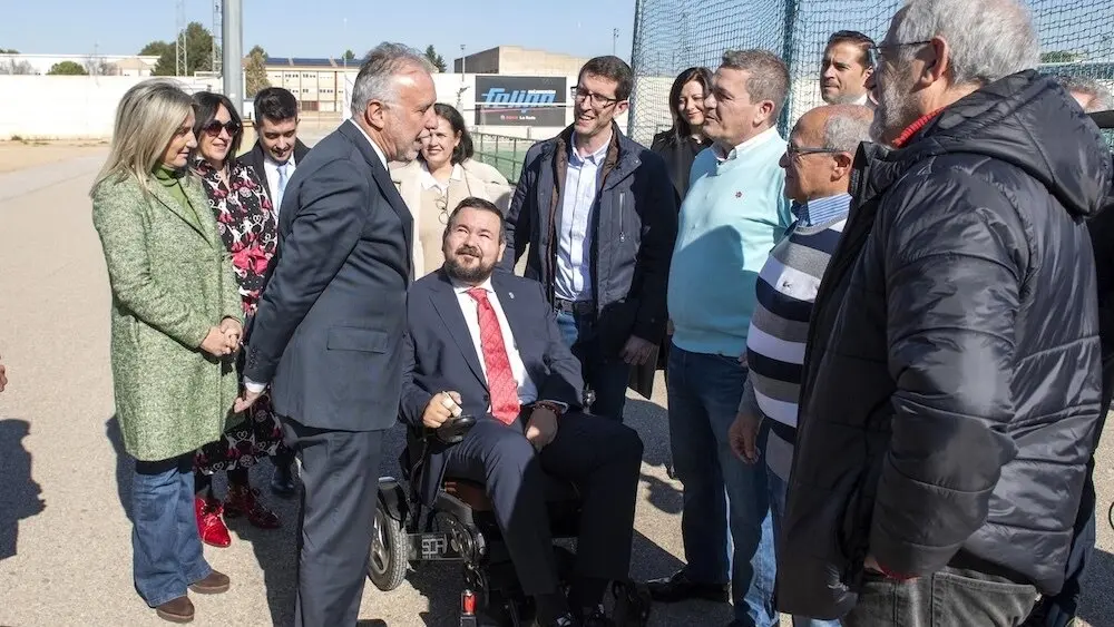 El ministro de Política Territorial, Ángel Víctor Torres, durante la visita que ha realizado al municipio de La Roda (Albacete)