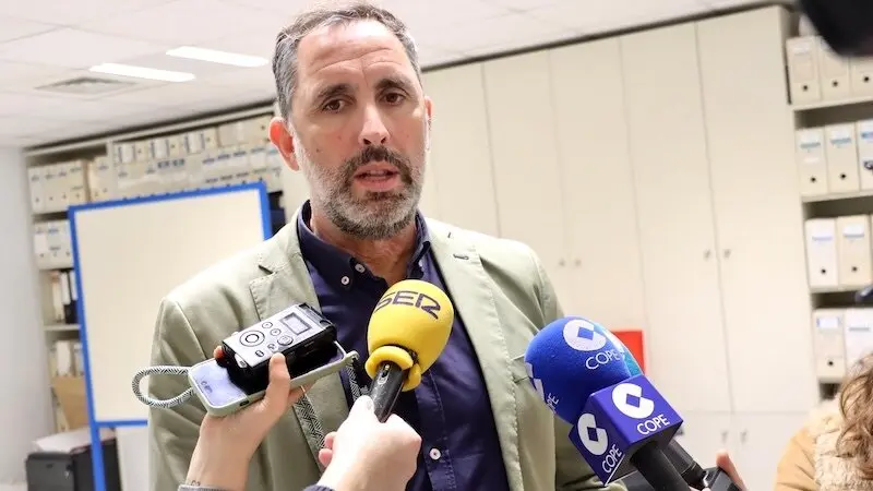 El concejal de Movilidad del Ayuntamiento de Toledo, Iñaki Jiménez, atendiendo a los medios de comunicación