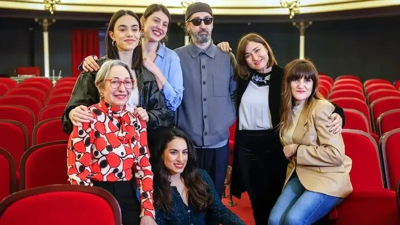 Rozalén y Luisa Gavasa reviven a Chavela Vargas en un homenaje a los cuidados paliativos