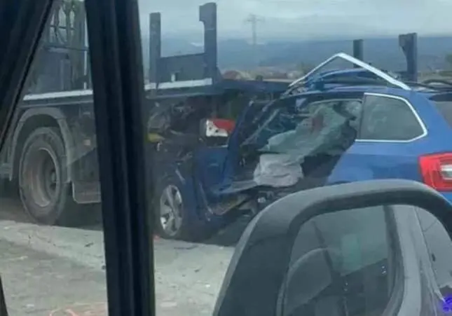 Al menos un hombre muerto tras colisionar un coche y un camión en una carretera