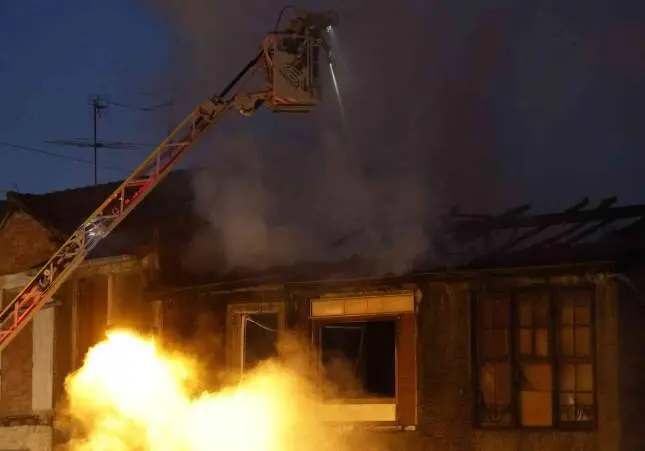 Al menos un muerto tras saltar por la ventana escapando de las llamas en su casa, incendio, bomberos