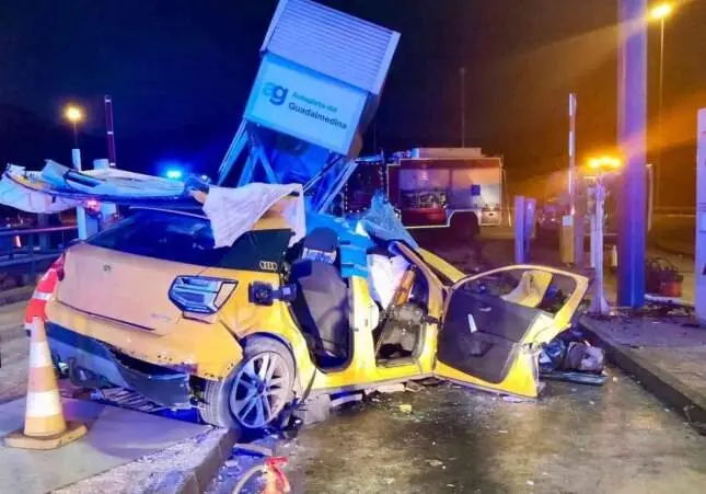 Al menos un joven muerto y dos críticos tras estrellarse un coche contra un peaje