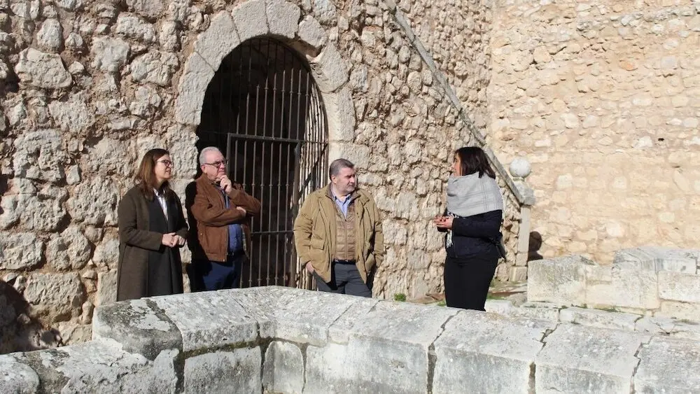 La consejera portavoz del Gobierno de Castilla-La Mancha, Esther Padilla, durante la visita que ha realizado este sábado a la Fuente Grande de Ocaña (Toledo)