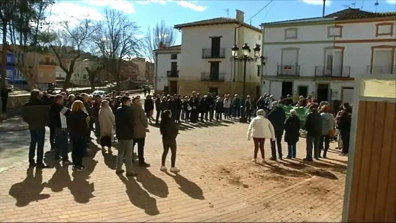 Concentración en Mira (Cuenca) contra el proyecto para instalar una planta de residuos