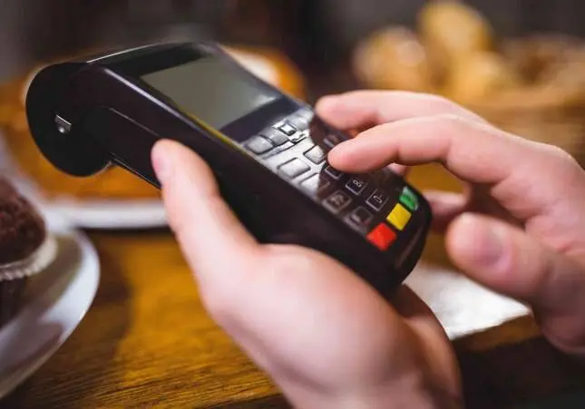 Cuidado donde llevas la tarjeta: la estafa del datáfono con la que te roban donde sea