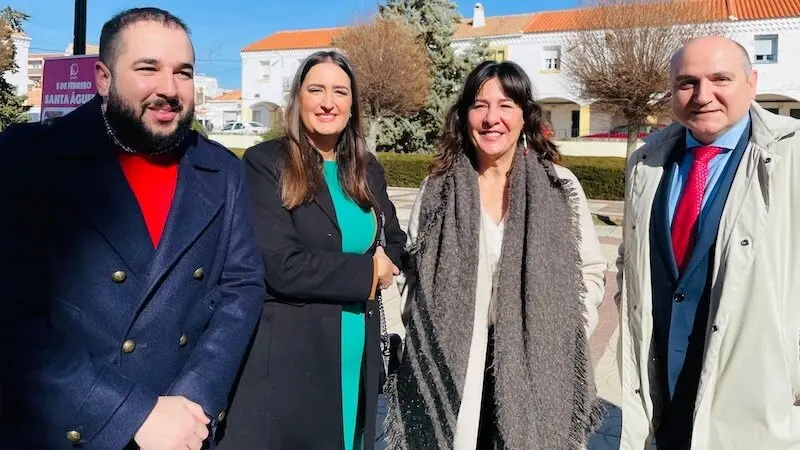 La diputada nacional y portavoz del PSOE provincial de Ciudad Real, Cristina López Zamora (2ªizq), este domingo en Puertollano (Ciudad Real)