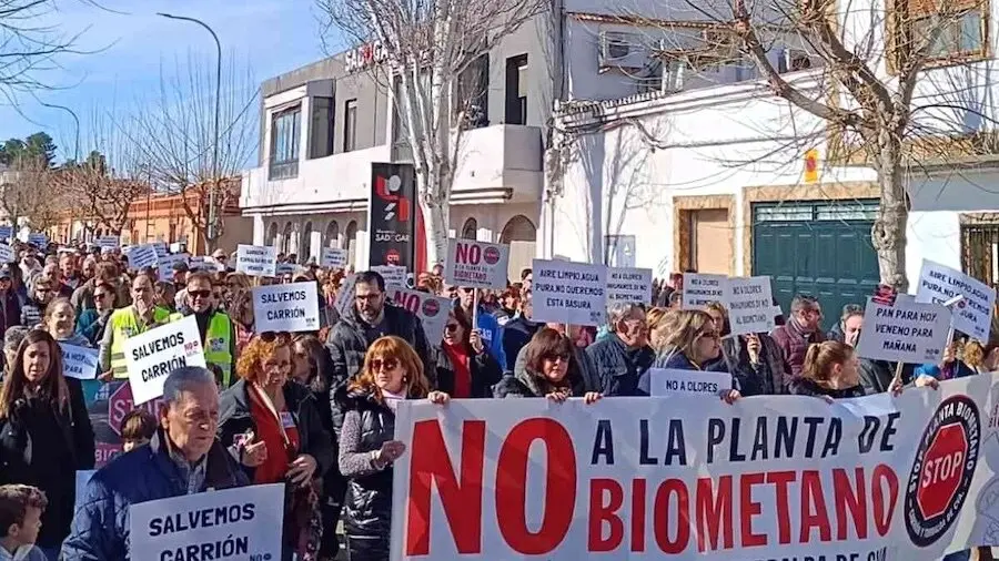 Unas mil personas se manifiestan en Carrión de Calatrava (Ciudad Real) contra las plantas de biometano - Fotografía: Carlos Monteagudo