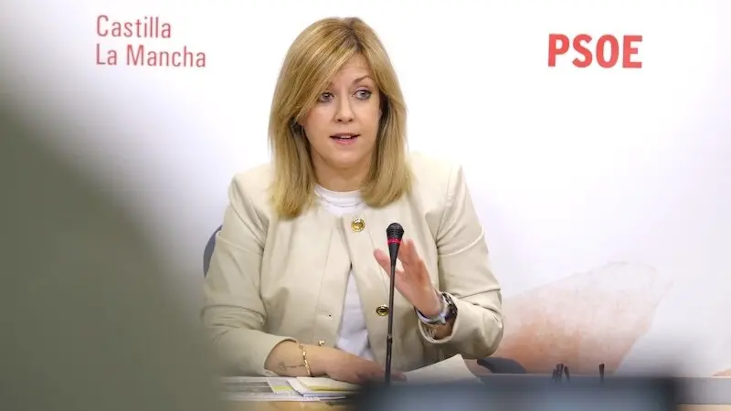 La portavoz del PSOE en las Cortes de Castilla-La Mancha, Ana Isabel Abengózar, en rueda de prensa en el Parlamento regional