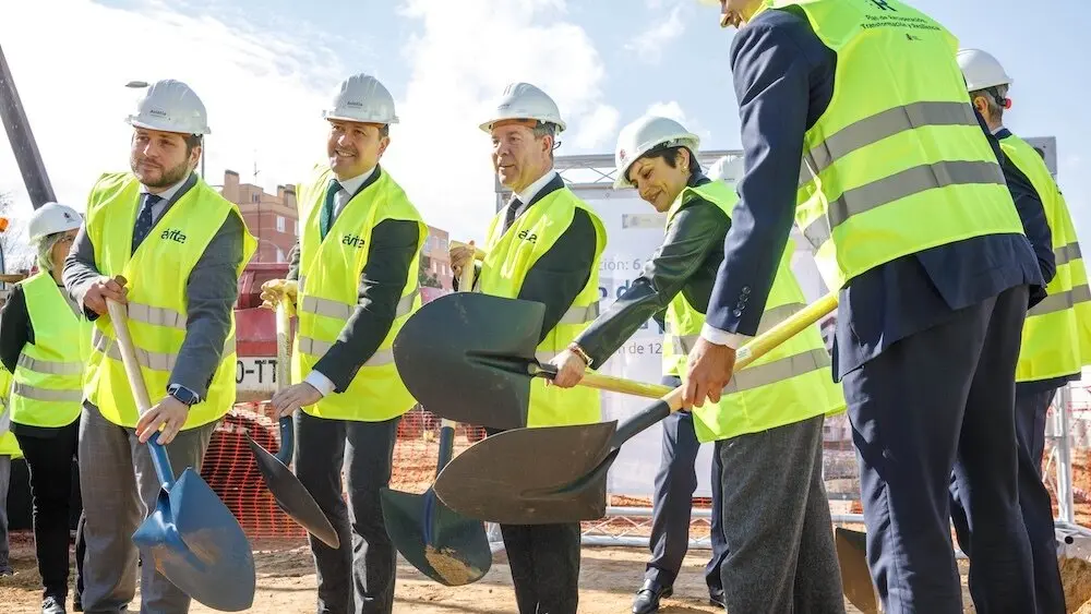 El presidente de Castilla-La Mancha, Emiliano García-Page, y la ministra de Vivienda y Agenda Urbana, Isabel Rodríguez, han puesto en la ciudad de Toledo la primera piedra de la construcción de 124 viviendas