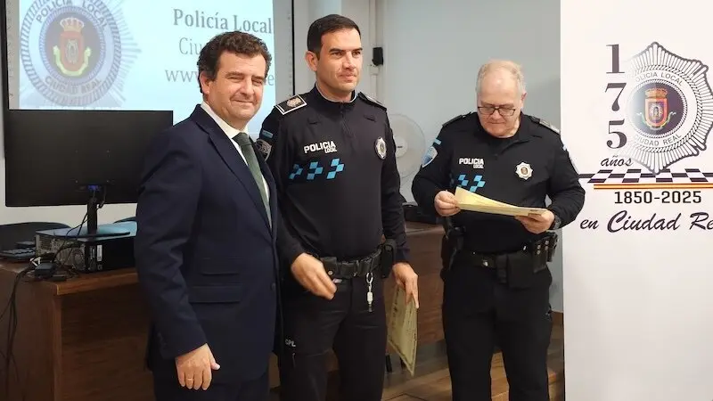 El concejal de Seguridad del Ayuntamiento de Ciudad Real, Ricardo Chamorro (i), ha valorado los datos ofrecidos por el Ministerio del Interior, que sitúan a la capital con una criminalidad un 21,3% inferior a la media regional