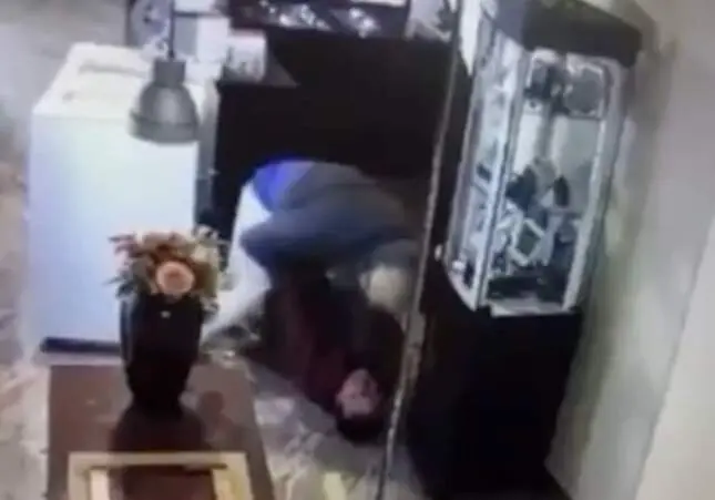 VIDEO. Violento asalto en una joyería: entra armado con un subfusil y agrede al joyero