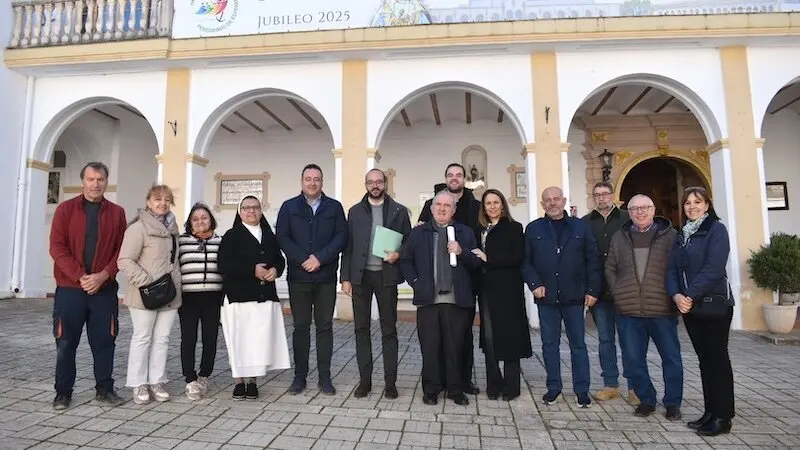 El vicepresidente de la Diputación de Albacete junto al alcalde de Alcaraz y a la teniente de alcalde, posa con integrantes de la Archicofradia de Nuestra Señora de Cortes y el rector del Santuario