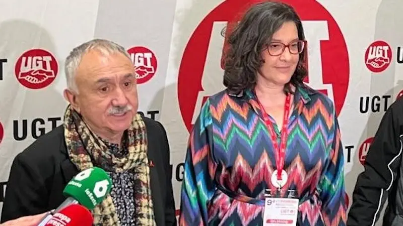 El secretario general de UGT, Pepe Álvarez, atiende a los medios en Toledo junto a la nueva secretaria general de UGT Castilla-La Mancha, Lola Alcónez