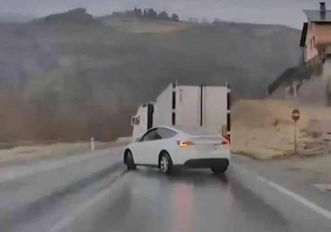 VIDEO. Peligroso adelantamiento de un camión a un coche en la carretera N-260