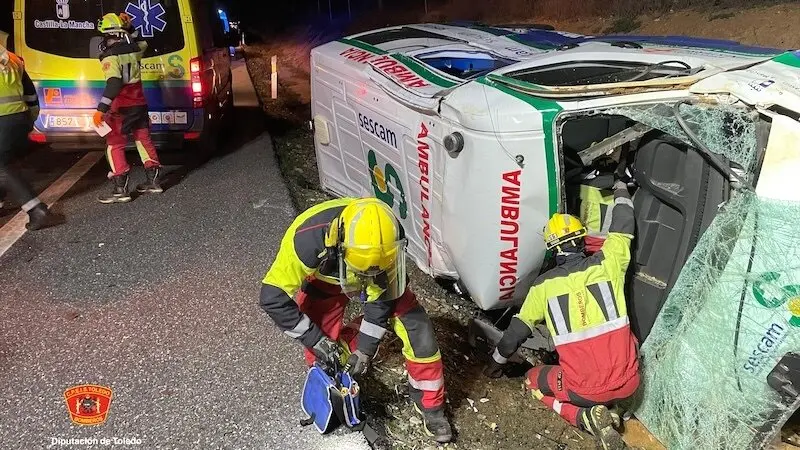 El conductor de una ambulancia resulta herido al volcar en la A-5 en Lucillos (Toledo)