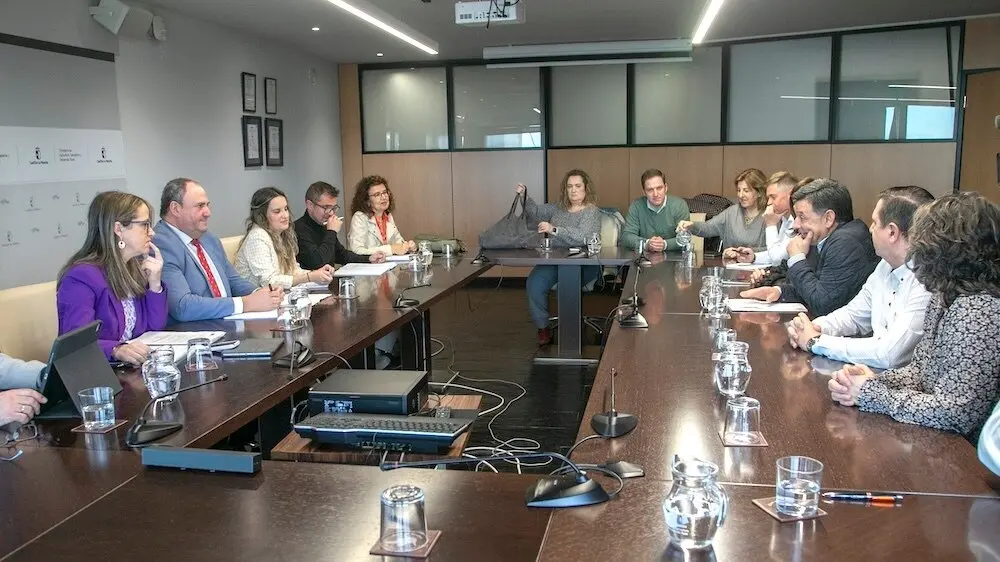 El consejero de Agricultura, Ganadería y Desarrollo Rural, Julián Martínez Lizán, se ha reunido con el secretario general de UPA Castilla-La Mancha, Julián Morcillo, en la sala de juntas de la Consejería