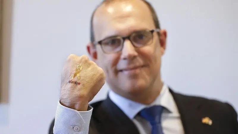 El presidente de las Cortes de Castilla-La Mancha, Pablo Bellido, promociona la campaña de Afanion con motivo del Día del Cáncer Infantil
