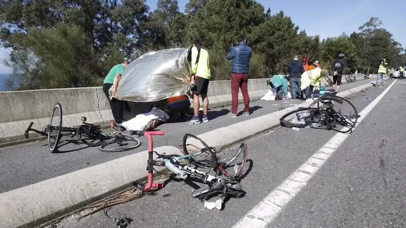 Imagen de archivo de un atropello de varios ciclistas, bicicletas,