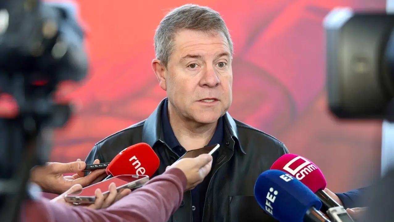 El secretario general del PSOE de Castilla La Mancha y presidente de la Junta, Emiliano García Page, atiende a los medios en el 16 Congreso Regional del PSOE de La Rioja - EFE/Raquel Manzanares