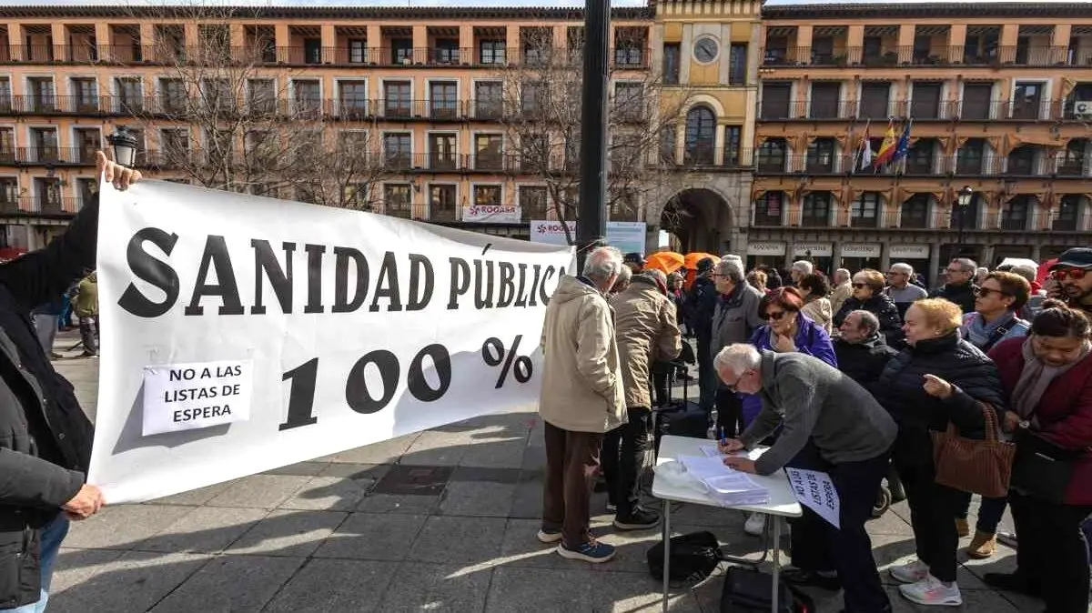 La plataforma 'Toledo por la sanidad pública' convoca una concentración para protestar por las listas de espera en la sanidad pública este sábado en Toledo - EFE/Ángeles Visdómine
