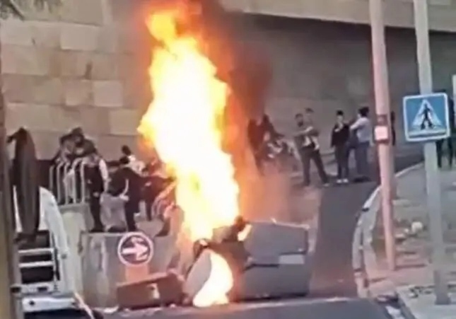 VIDEO. Atacan a policías por identificar a un vecino con un perro peligroso: la calle ardiendo