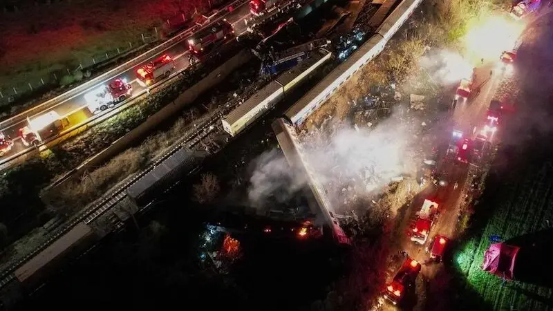 Al menos un muerto y 25 heridos tras colisionar un tren de pasajeros y un camión
