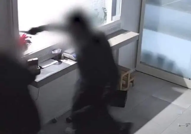 VIDEO. Saquea una joyería a punta de navaja después de agredir a una empleada