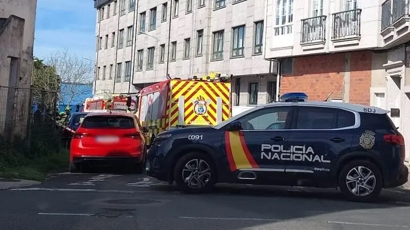 En la imagen de archivo Policía Nacional y bomberos movilizados ante el incendio en una vivienda