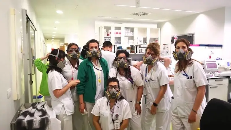 Trabajadoras del laboratorio afectado del Hospital Universitario de Toledo denuncian la situación protegiéndose con máscaras - Fotografía: Asociación Española de Técnicos de Laboratorio.