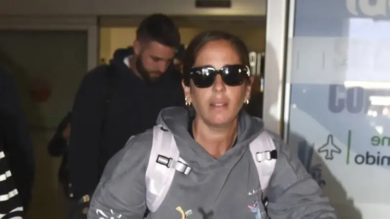 En la imagen Anabel Pantoja junto a su pareja David Rodríguez a su llegada a Sevilla