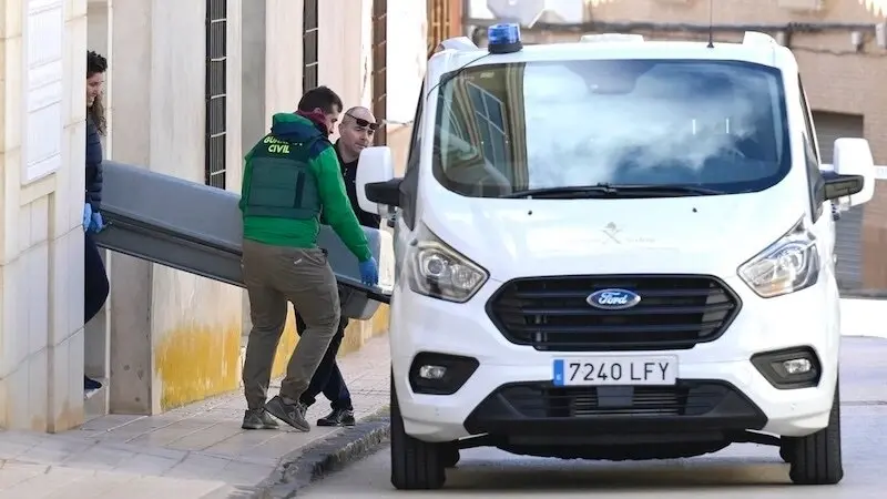En la imagen de archivo agentes de la Guardia Civil y forenses sacan el cadáver de una vivienda tras un crimen