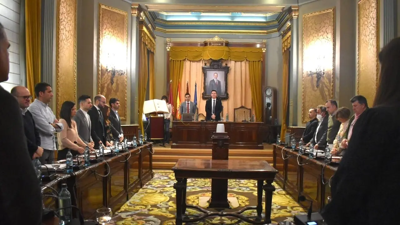 Imagen del Pleno de la Diputación de Albacete durante el minuto de silencio por el actor Tony Isbert, fallecido este miércoles tras una larga lucha contra el cáncer