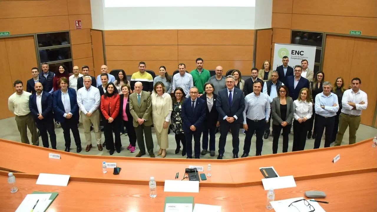 La consejera de Economía, Empresas y Empleo, Patricia Franco, ha clausurado, en la Bodega y Almazara Virgen de las Viñas de Tomelloso (Ciudad Real), el Programa de Alta Dirección Cooperativa de Globalcaja y Cooperativas Agro-alimentarias