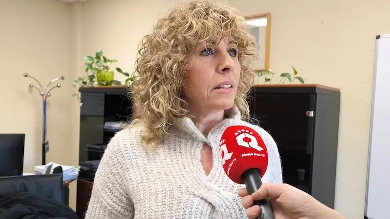 La presidenta del Impefe, Yolanda Torres, atendiendo a los medios de comunicación