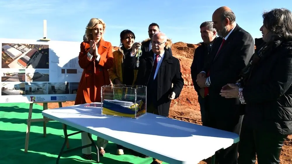 El vicepresidente primero del Gobierno regional, José Luis Martínez Guijarro, y la consejera de Desarrollo Sostenible, Mercedes Gómez, han procedido, en Jábaga (Cuenca), a la puesta de la primera piedra del Centro de Recuperación de Fauna Silvestre de Cuenca