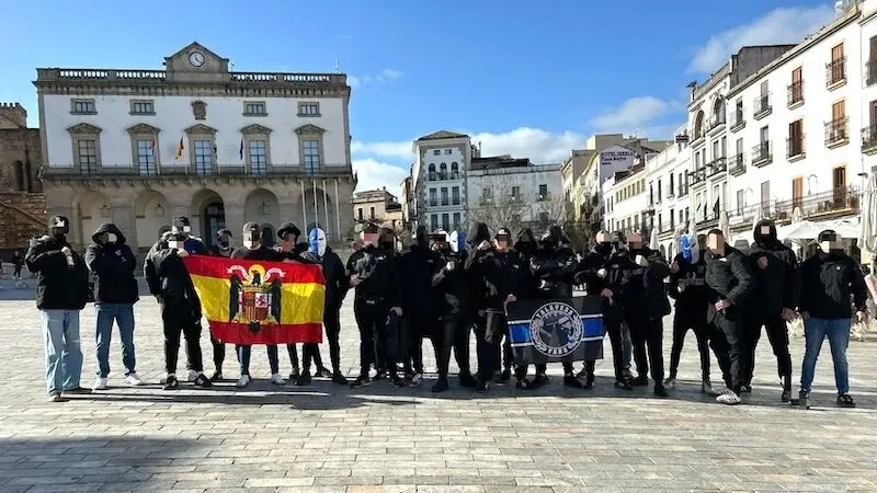 Ultras del CF Talavera en Cáceres - Fotografía: X/@CalleYGrada