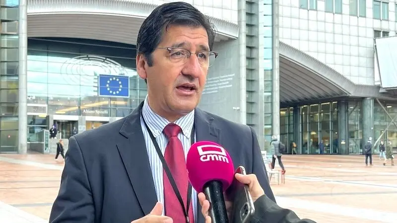 El vicepresidente segundo del Gobierno de Castilla-La Mancha, José Manuel Caballero, atendiendo a los medios de comunicación en Bruselas