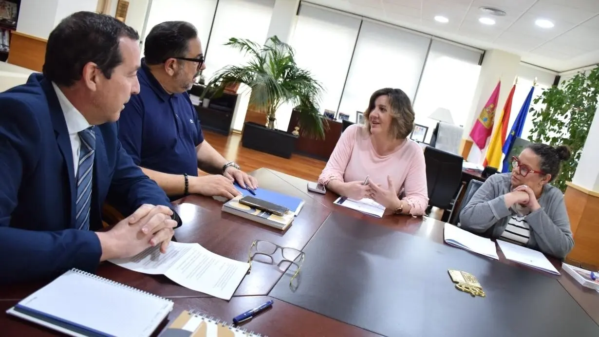 La consejera de Economía, Empresas y Empleo, Patricia Franco, se ha reunido con el presidente de la Federación de Peluquerías y Centros de Estética de la región, Andrés Ronco
