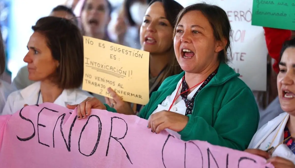 Los trabajadores del Hospital Universitario de Toledo se concentran para denunciar la situación que viven en los laboratorios del centro hospitalario convocados por los delegados de prevención del Sescam - EFE/Ismael Herrero