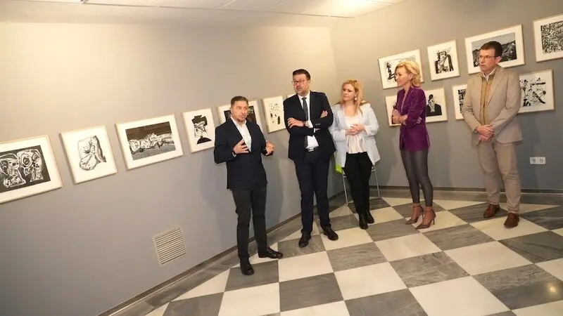 El consejero de Educación, Cultura y Deportes, Amador Pastor, durante la visita a la Sala de Exposiciones de Princesa Zaida