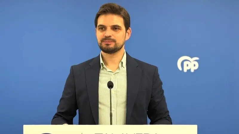 El viceportavoz del PP en las Cortes de Castilla-La Mancha, Santiago Serrano, este sábado en rueda de prensa en Talavera de la Reina (Toledo)