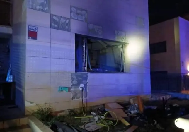 Un vecino al borde de la muerte tras explotar una bombona de butano en una casa