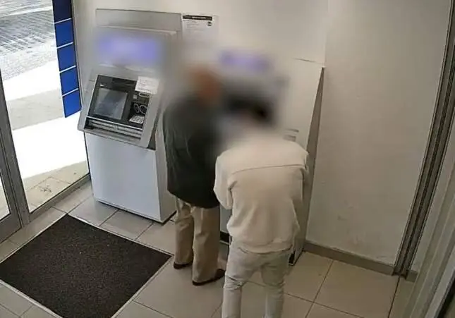VIDEO. Así roban la pensión a mayores: al acecho en los cajeros cada fin de mes