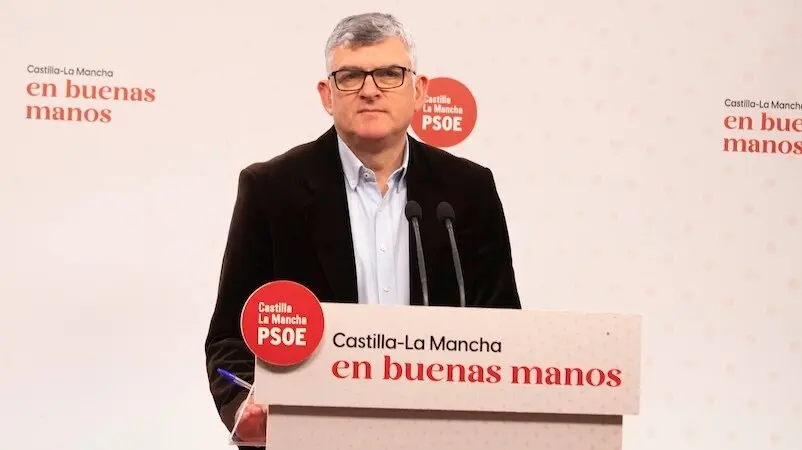 El presidente del PSOE en las Cortes de Castilla-La Mancha, Ángel Tomás Godoy, durante la rueda de prensa que ha ofrecido en la sede de los socialistas de la región en Toledo