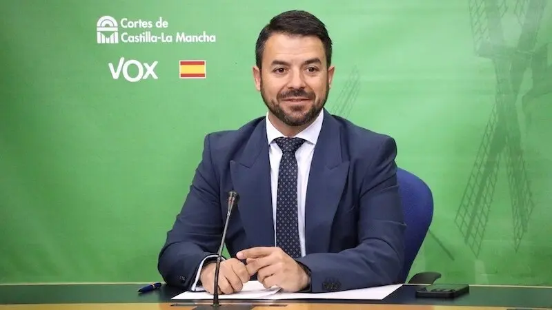 El portavoz de Vox en las Cortes de Castilla-La Mancha, Iván Sánchez, durante la rueda de prensa que ha ofrecido en el Parlamento regional